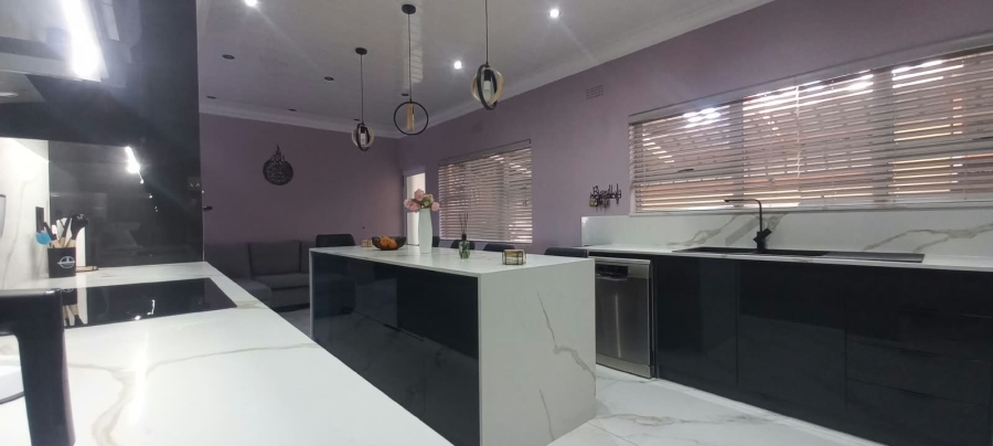 5 Bedroom Property for Sale in Belgravia Western Cape